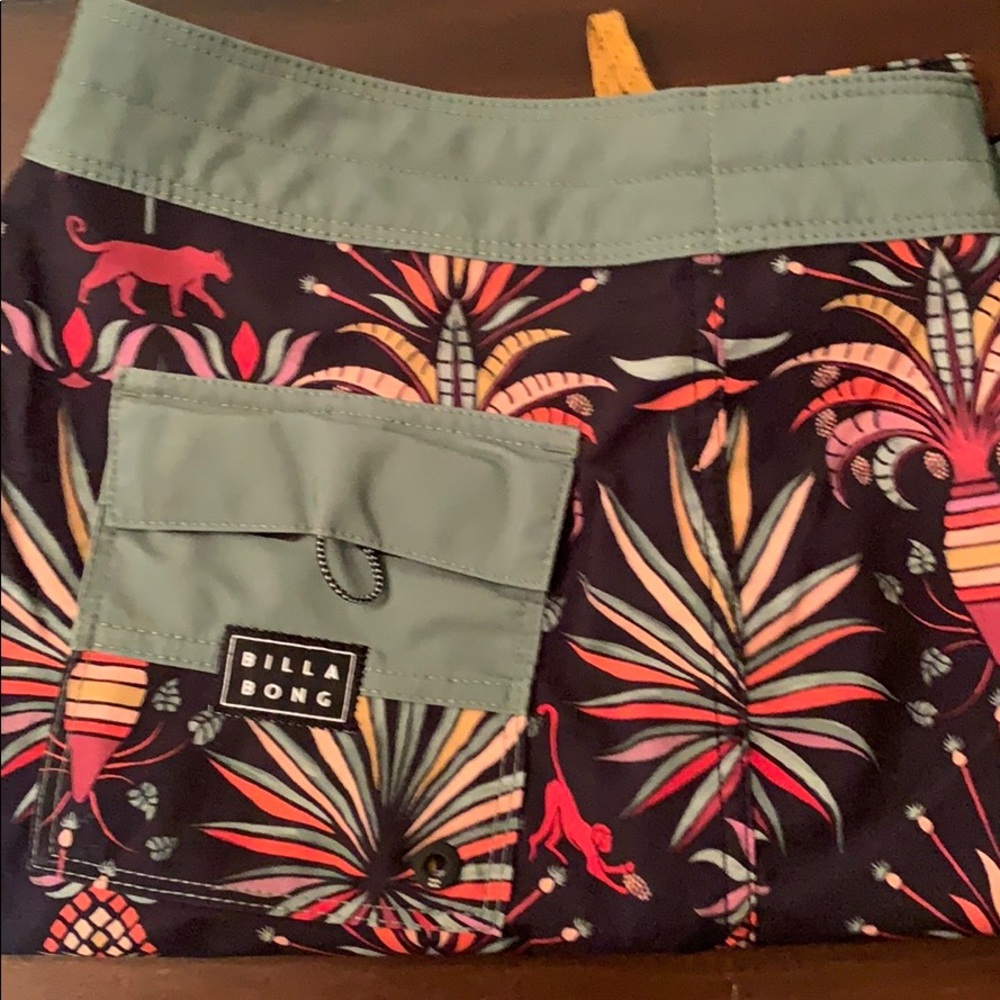 Boys billabong board shorts waist 27